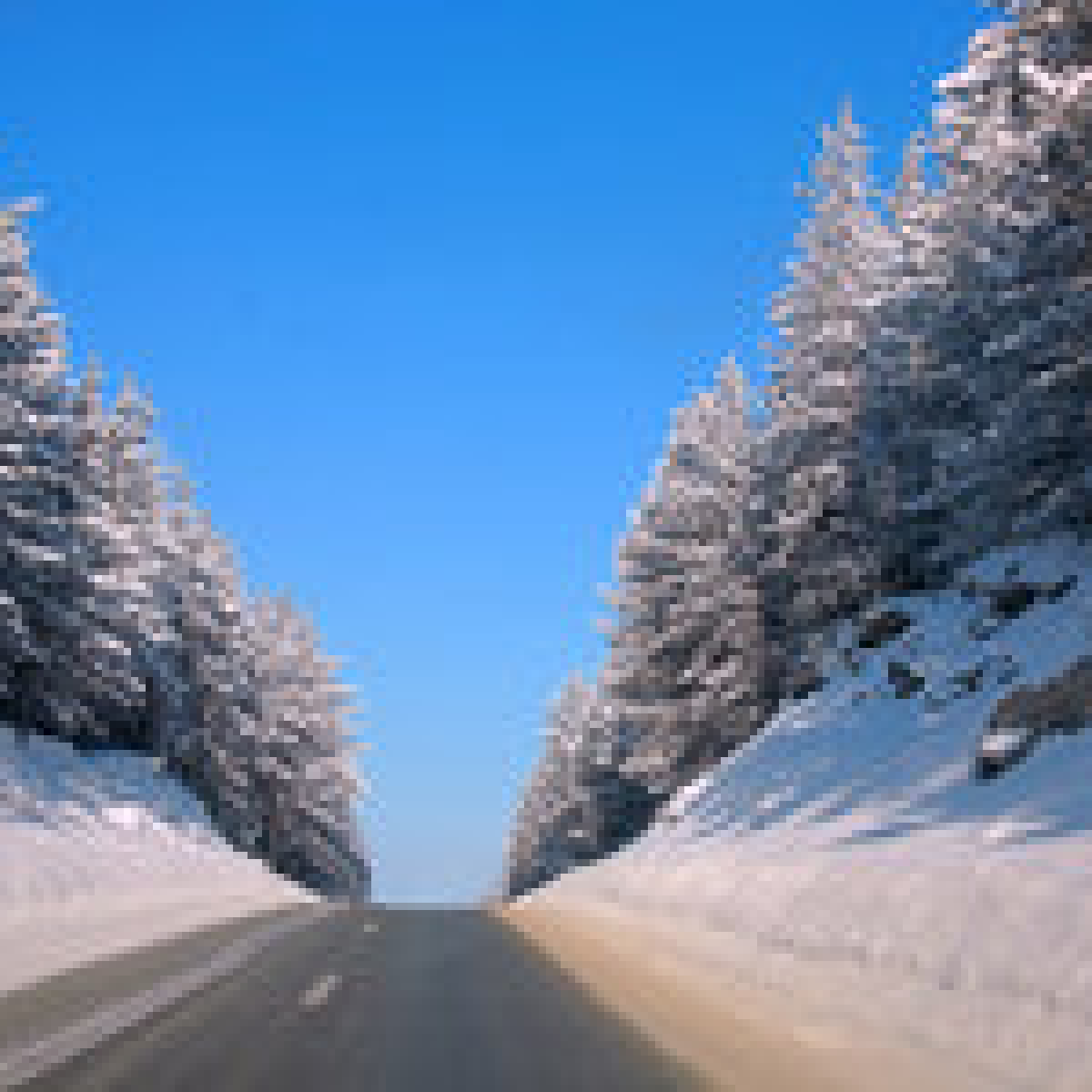Тема зимней дороги. Снежная дорога. Зима дорога. Зимняя трасса. Снег на дороге.