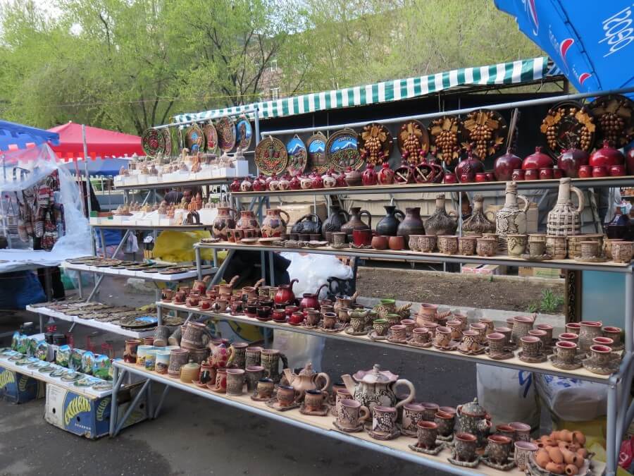 Продам в ереване. Блошиный рынок Вернисаж в Ереване. Вернисаж рынок рынок в Ереване. Армения Вернисаж ярмарка Ереван. Вернисаж в Армении рынок.