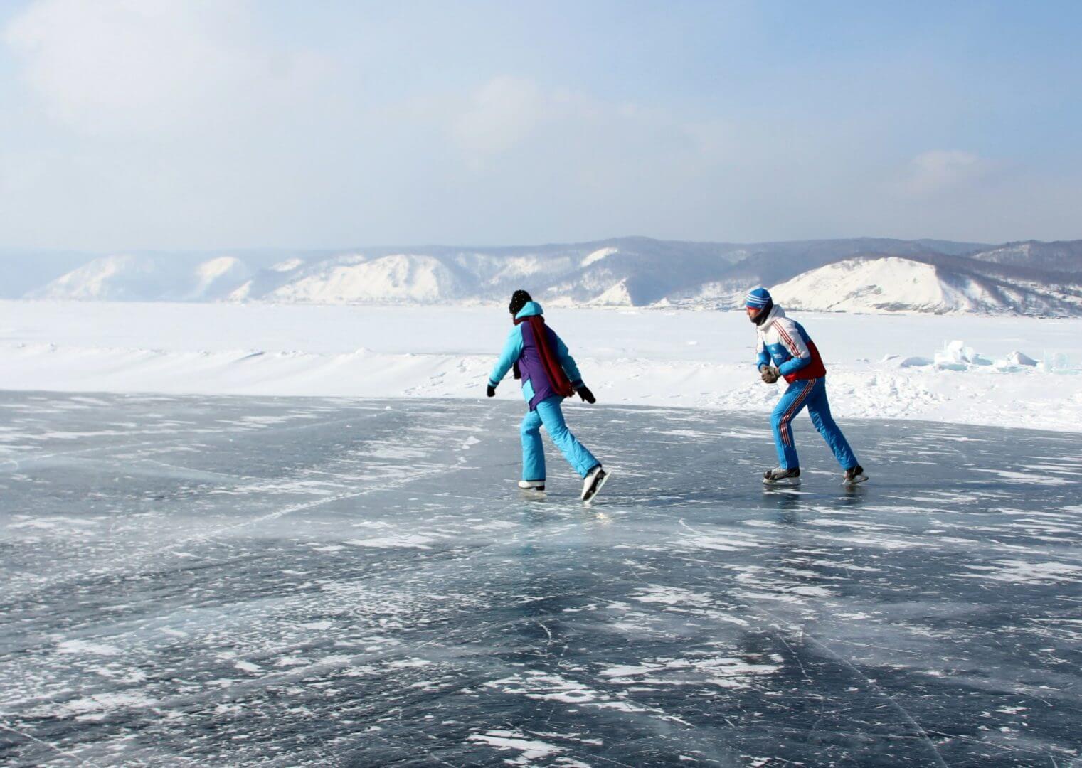Толщина льда для катания на коньках. Каток на озере Байкал. Каток коньки Байкал. Зимний Байкал каток. Кататься на коньках на Байкале.